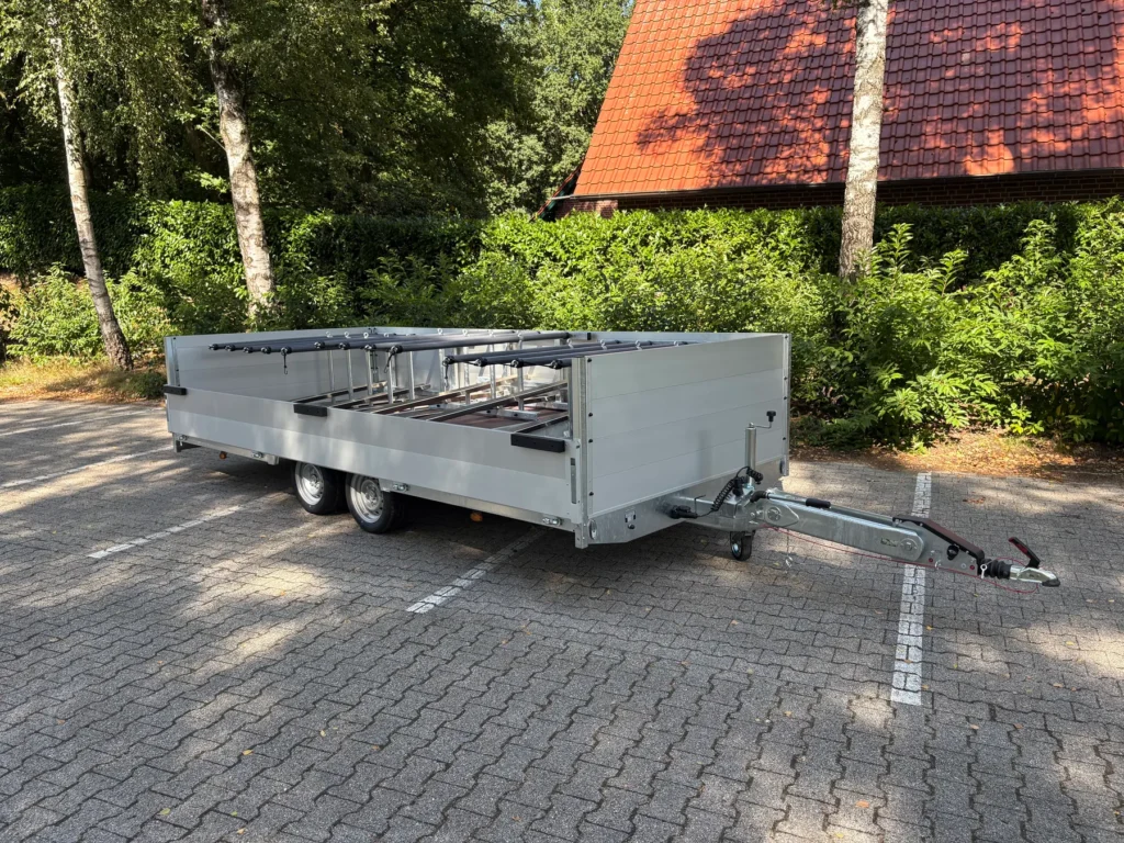 Fahrradtransportanhänger mit Niederflurladefläche, Ansicht von vorn rechts