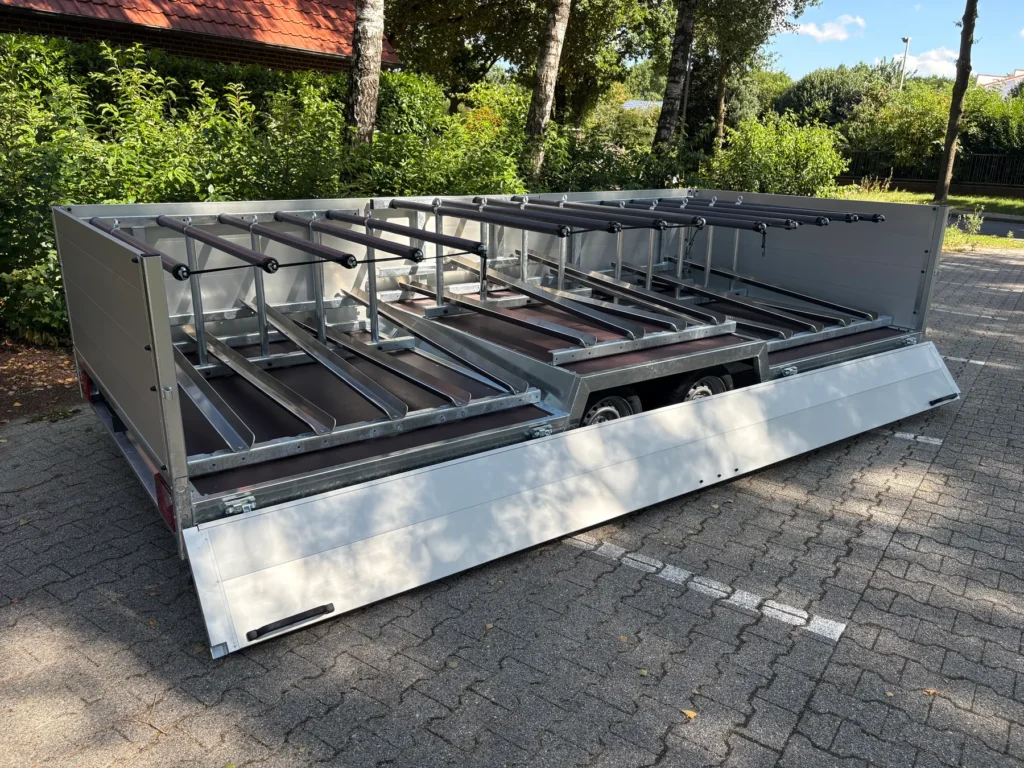 Fahrradtransportanhänger mit heruntergeklappter Bordwand zum seitlichen Einschieben