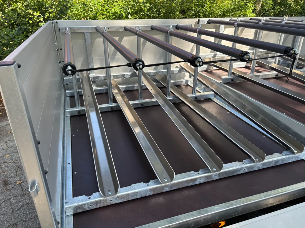 Fahrradtransportanhänger: Alu-Radrinnen und gummierte Oberholme im Detail