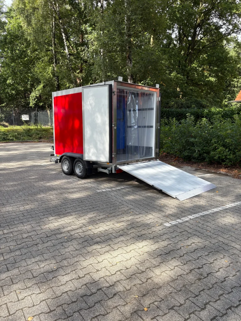 Kühlanhänger mit heruntergeklappter Alu-Rampe und PVC-Streifenvorhang