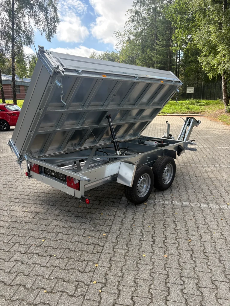 Dreiseitenkipper in Kippstellung nach hinten