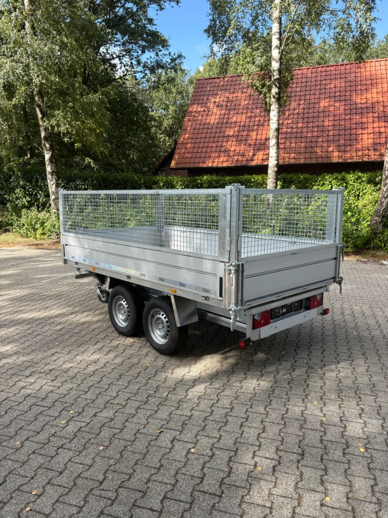 Dreiseitenkipper mit aufgesetztem Laubgitter