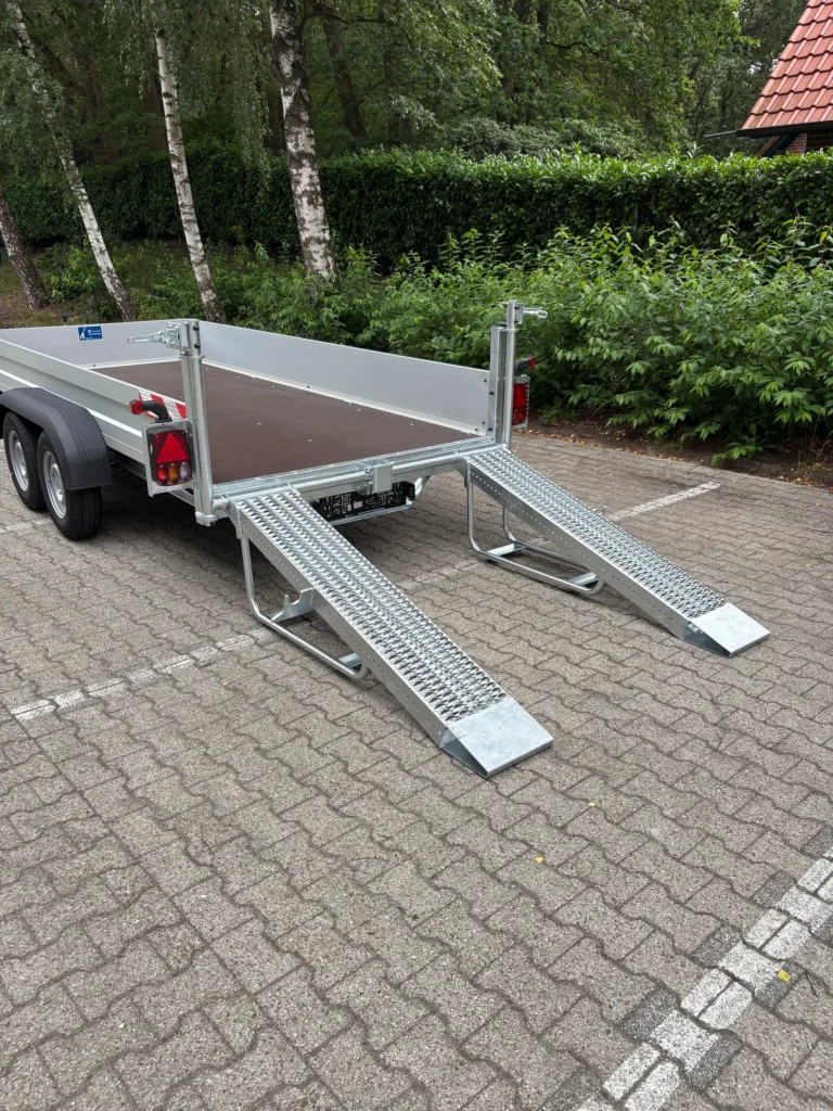 Maschinentransporter mit ausgelegten Auffahrrampen