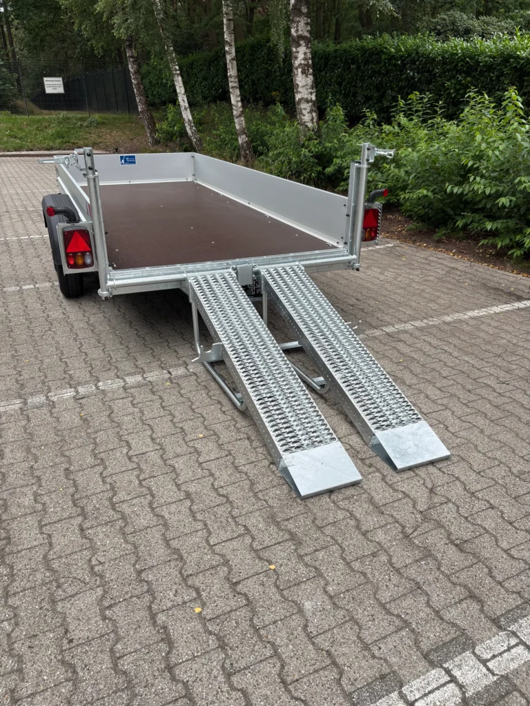 Rampen auf Spurbreite geschoben, Blick auf die Ladefläche