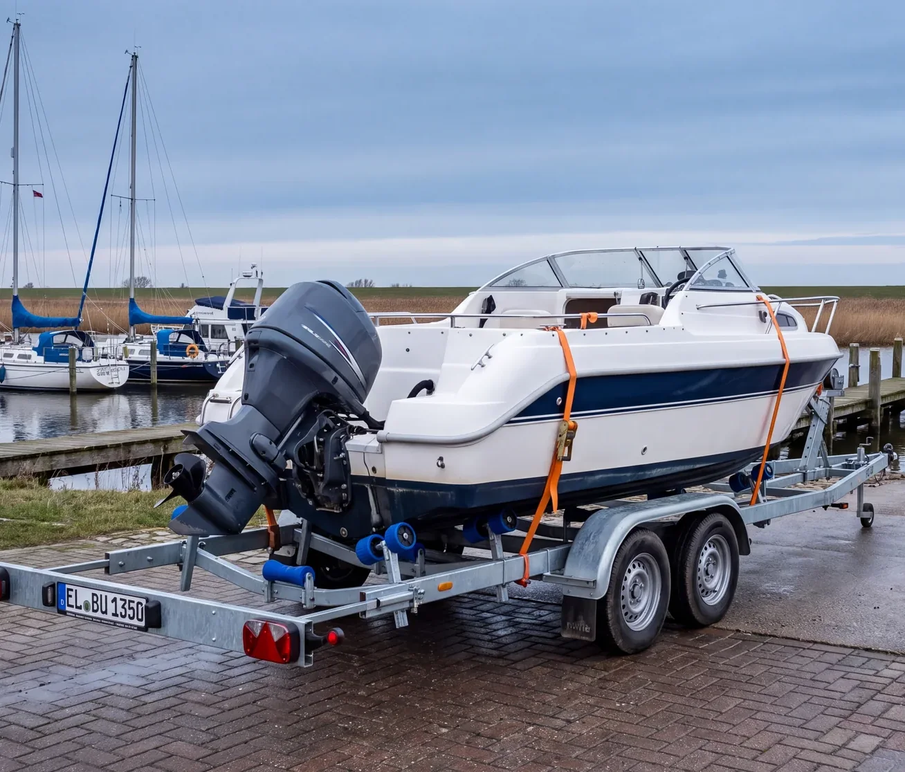 Motorboot auf einem bunnefeld Bootstrailer an der Slipanlage im Hafen