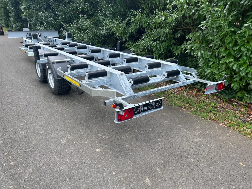 Rollenbett des 10-t-Anhängers von hinten