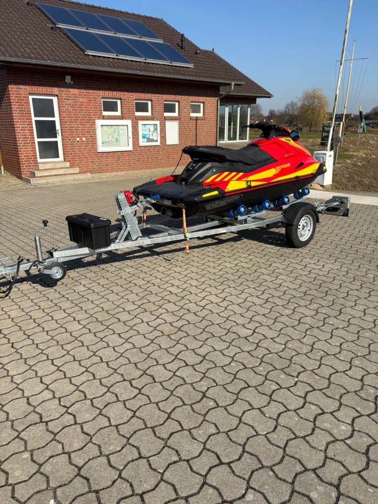 Jetski-Anhänger mit Deichselbox und Stützrad von hinten links