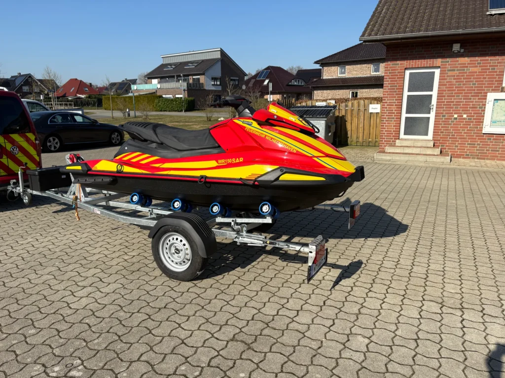 Jetski auf dem Anhänger in der Seitenansicht