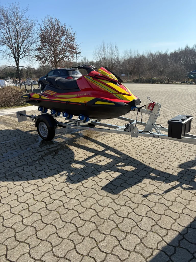 Jetski-Anhänger von hinten: seitliche Führungen und Auflagen