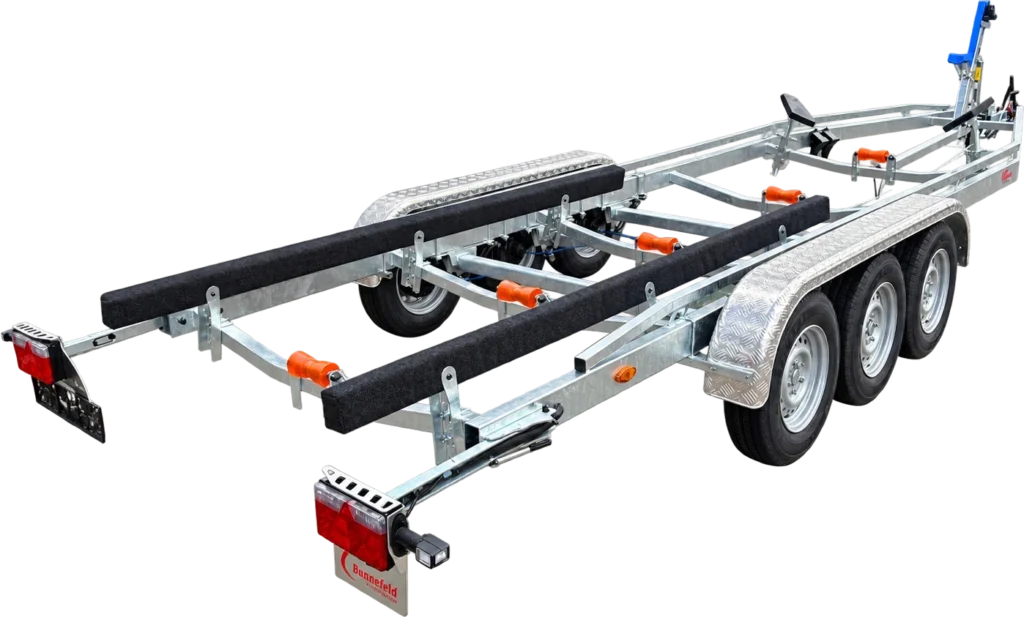 Verzinkter Bootstrailer 3.500 kg mit drei Achsen, Langauflagen und Kielrollen, Ansicht von hinten