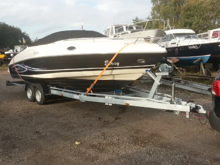 Tandem-Bootsanhänger von bunnefeld mit Sportboot, gesichert mit Spanngurt