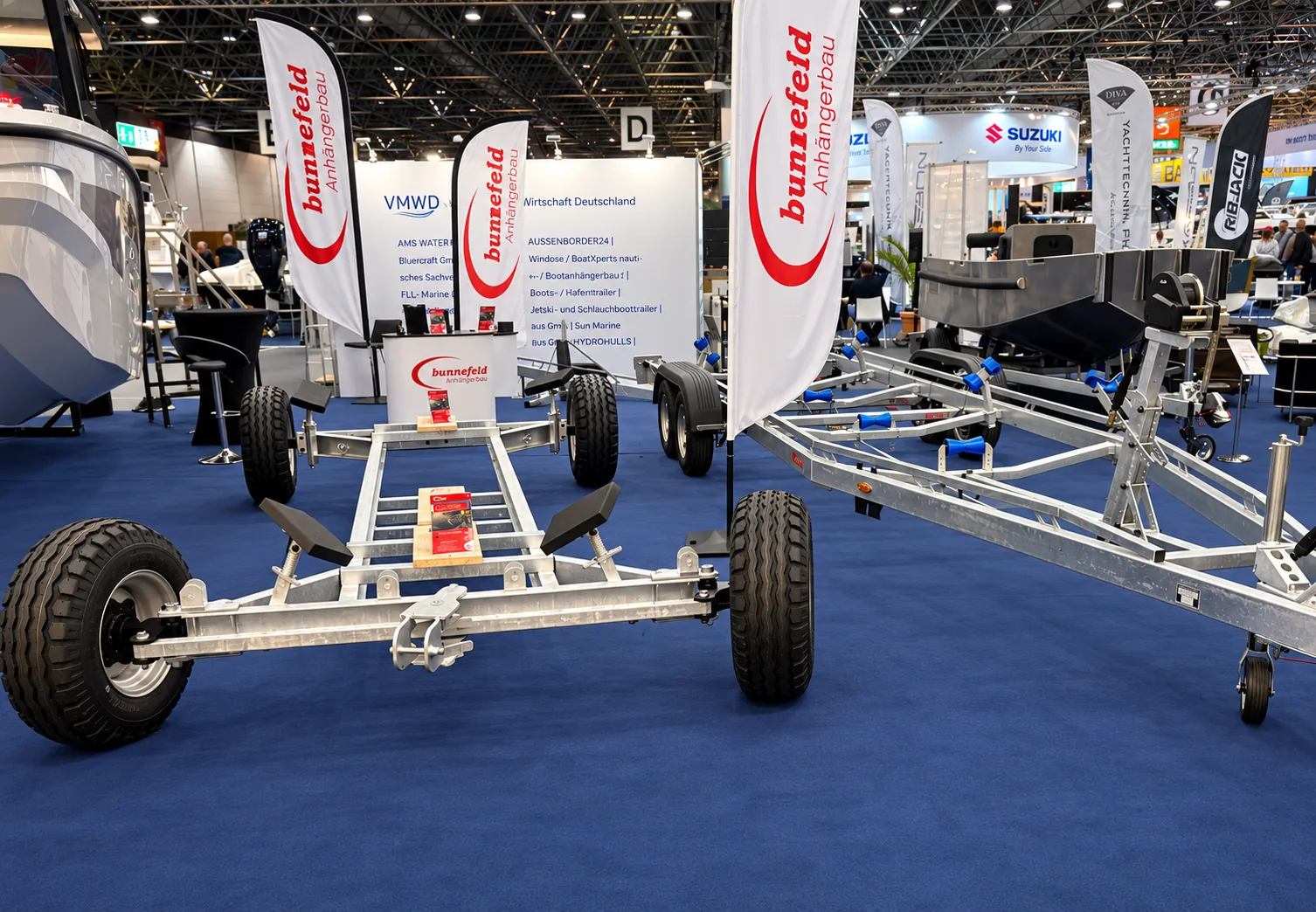 Messestand von bunnefeld Anhängerbau mit Bootsanhängern und Fahnen