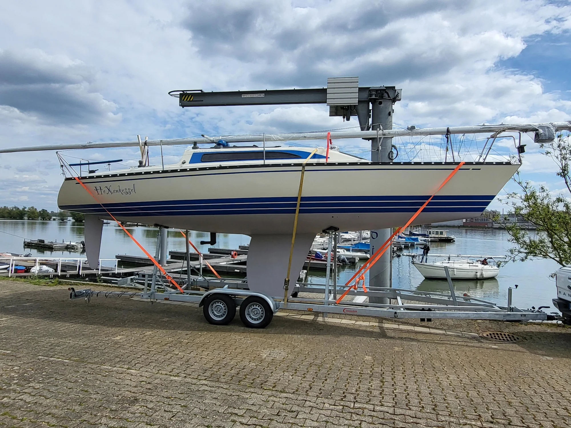 Segelboot auf einem verzinkten Tandem-Bootstrailer von bunnefeld am Hafenkran