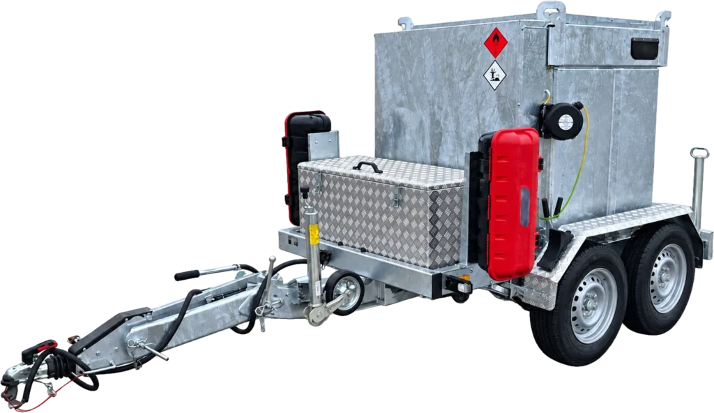 Mobile Tankanlage auf verzinktem Tandemanhänger mit Staukasten, Feuerlöscherboxen und Schlauchaufroller